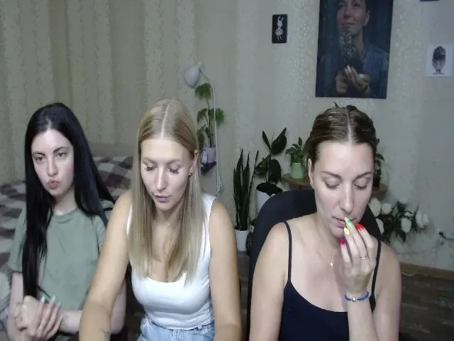 Live sex webcam photo for Emi_lywild #263710512