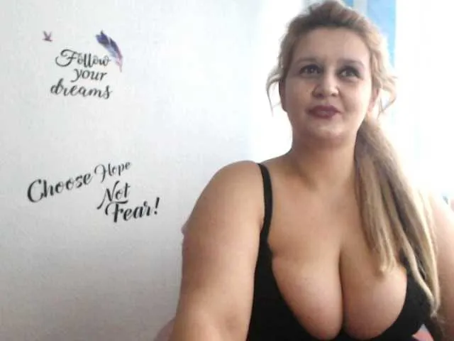 Live sex webcam photo for RoseBBW #241077738