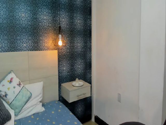 Live sex webcam photo for Sexxygirl18x #253655235