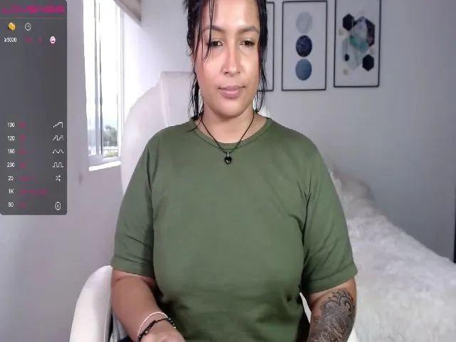 Live sex webcam photo for SoyMiaa #253571865