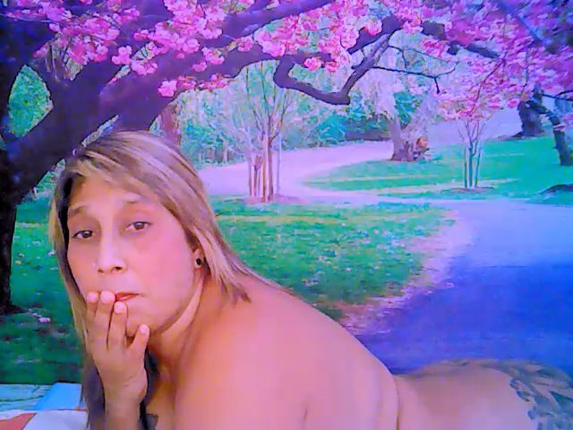 Live sex webcam photo for Roxyfoxy69 #252952512