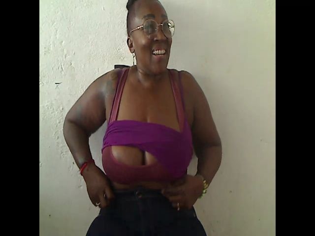 Live sex webcam photo for Assbigxhot9 #253537428