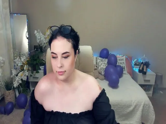 Live sex webcam photo for SerahMirabeli #253356581
