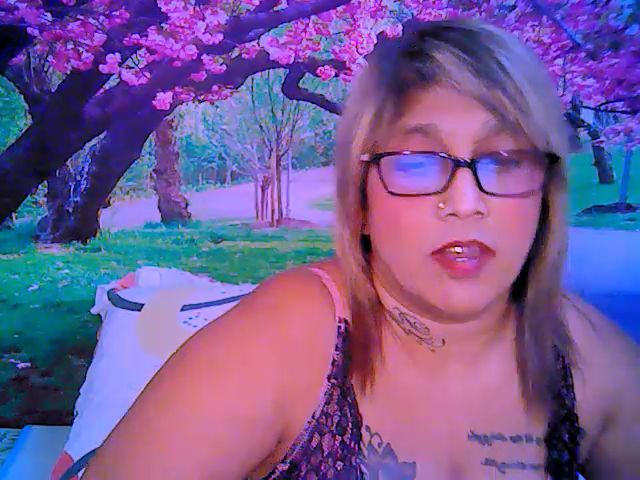 Live sex webcam photo for Roxyfoxy69 #253552756