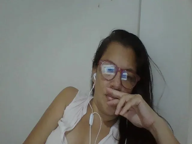 Live sex webcam photo for SweetLola01 #255837658