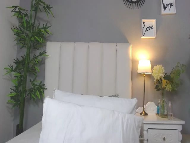 Live sex webcam photo for April_f #258614926