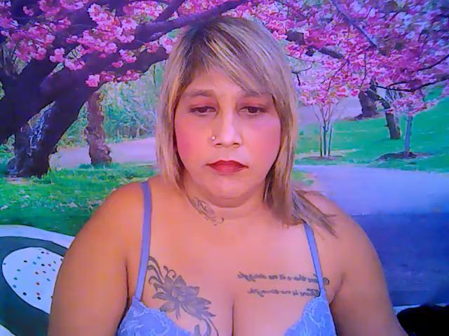 Live sex webcam photo for Roxyfoxy69 #252582611