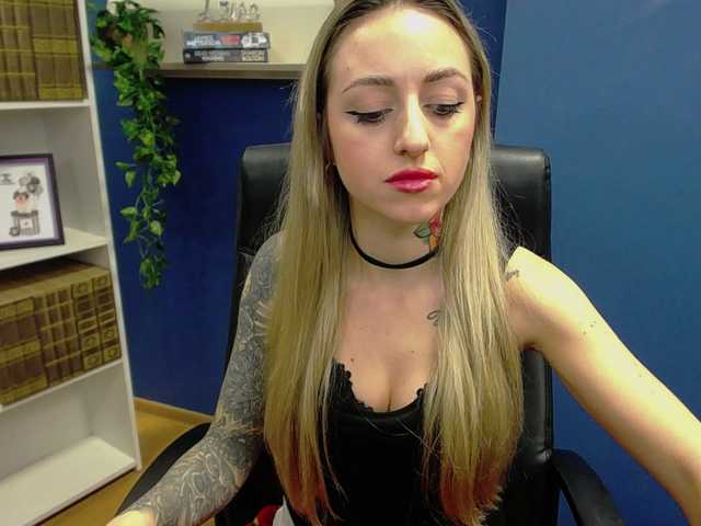 Live sex webcam photo for SEXYcoralie #287984696