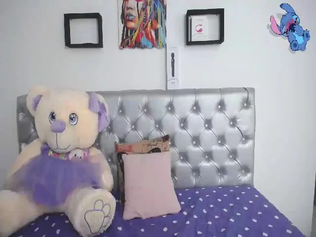 Live sex webcam photo for loli_love19 #260277637