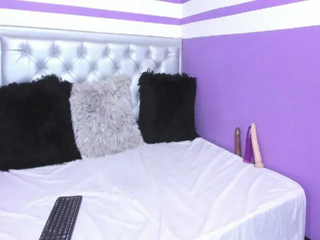 Live sex webcam photo for Violet21_ #262739142