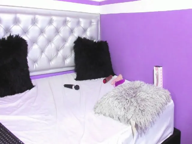 Live sex webcam photo for Violet21_ #261709577