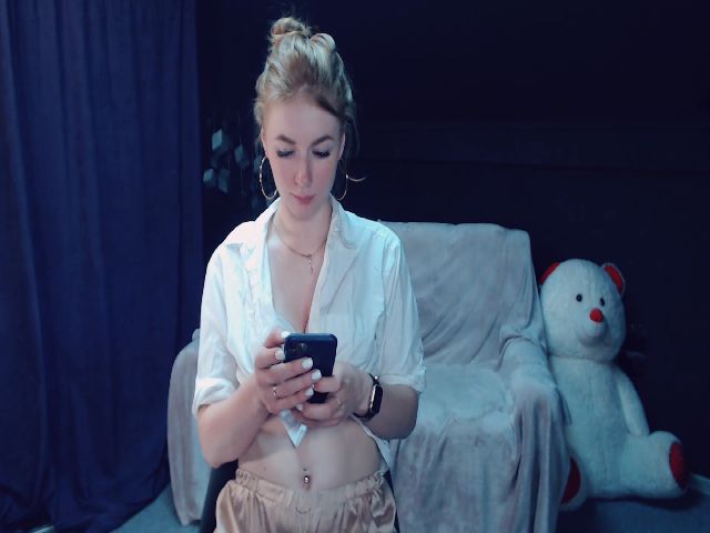 Live sex webcam photo for SunShine_A #253981260