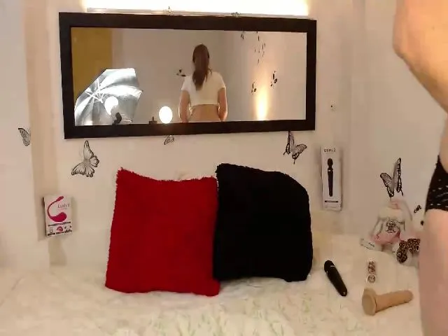 Live sex webcam photo for Juliannemore #257899179