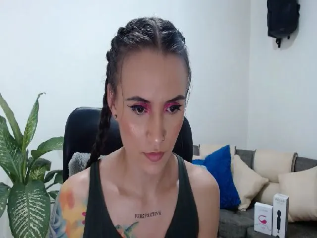 Live sex webcam photo for Avaa22_ #252683586
