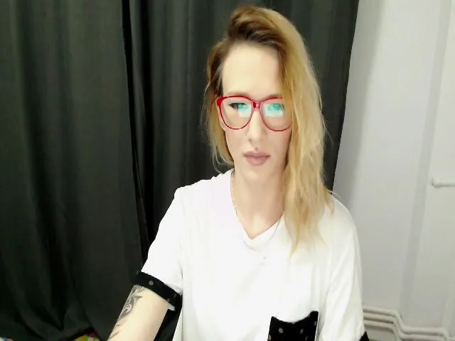 Live sex webcam photo for Arianaskysexx #253902670
