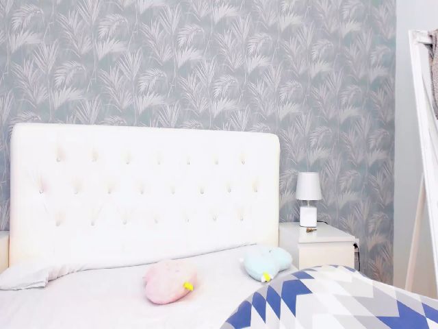 Live sex webcam photo for KellyBelly #254757870