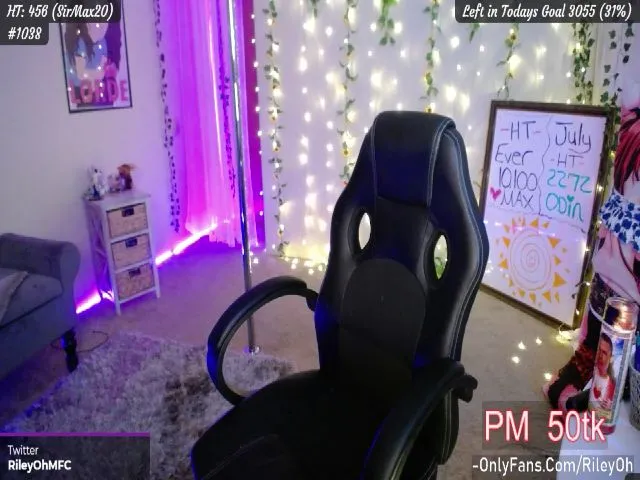 Live sex webcam photo for RileyOh #252407860