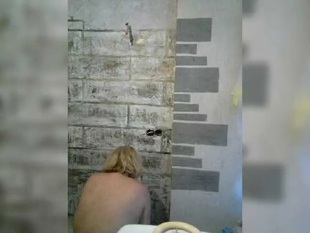 Live sex webcam photo for Luiziana111 #250688758