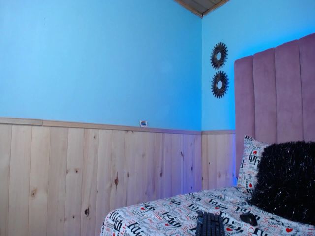 Live sex webcam photo for MeganJobs20 #254660744