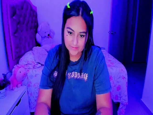 Live sex webcam photo for LatinEmily #261798218