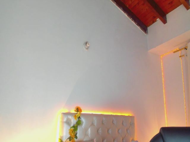 Live sex webcam photo for RubiJasper #255300400