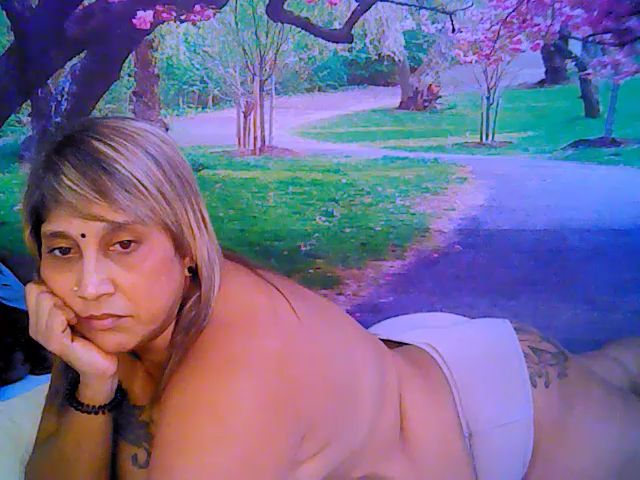 Live sex webcam photo for Roxyfoxy69 #264159575