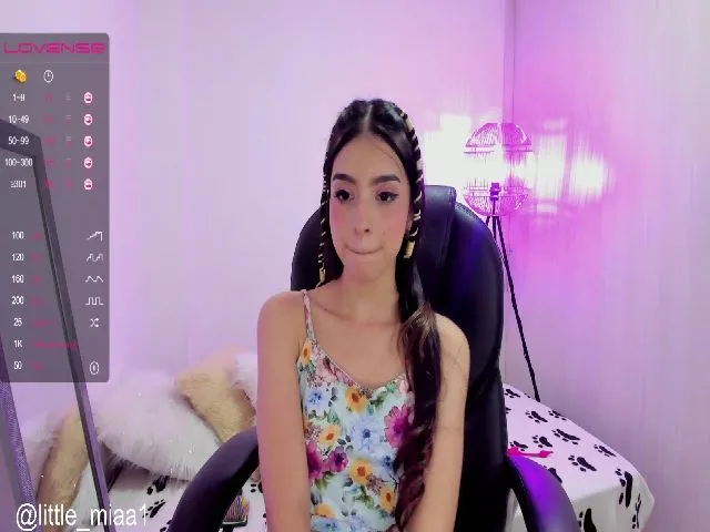 Live sex webcam photo for Little_Miaa1 #256722773