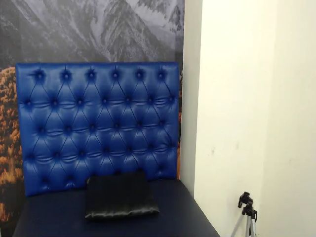 Live sex webcam photo for Cleo_e #253509589