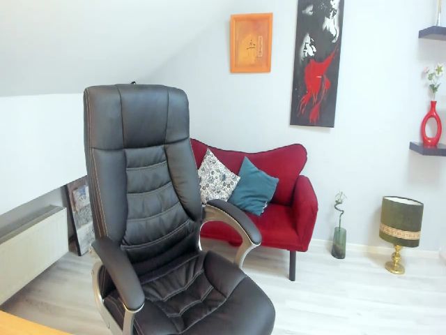 Live sex webcam photo for LizzieBrie #261303163