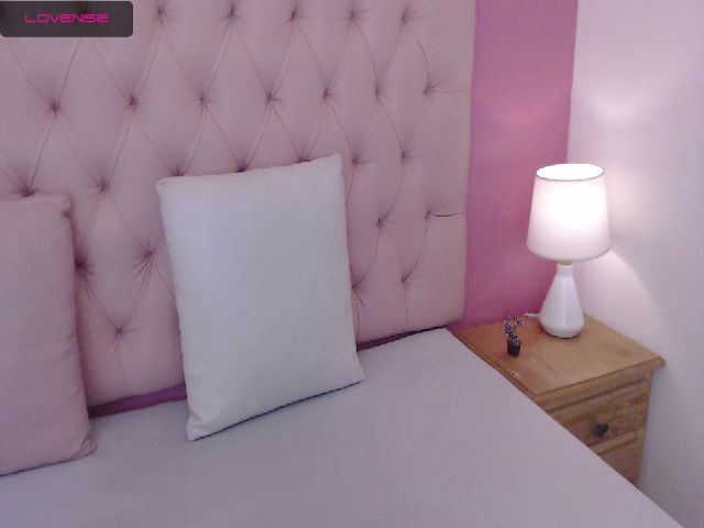 Live sex webcam photo for Keyra_R #257619413