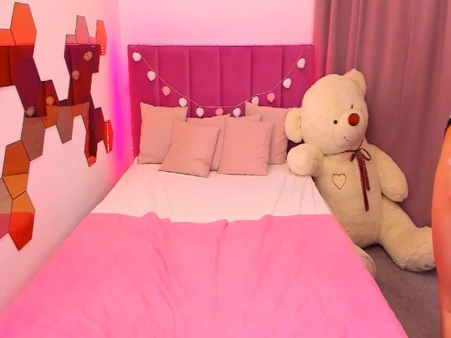 Live sex webcam photo for RedCat18 #256540440