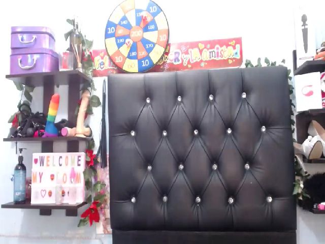 Live sex webcam photo for Ashleymyerss #263370982