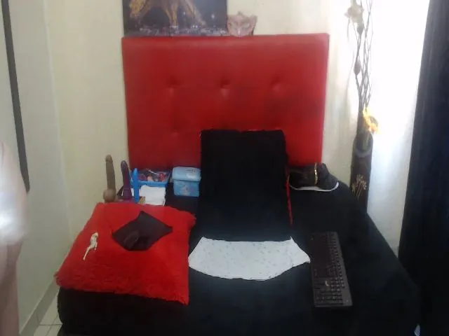 Live sex webcam photo for Crazyqueen01 #257743269