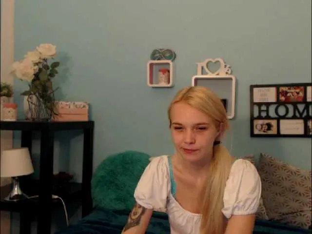 Live sex webcam photo for AnnaHappy18 #243917960