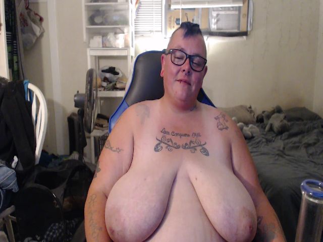 Live sex webcam photo for PunkChick420 #252787947