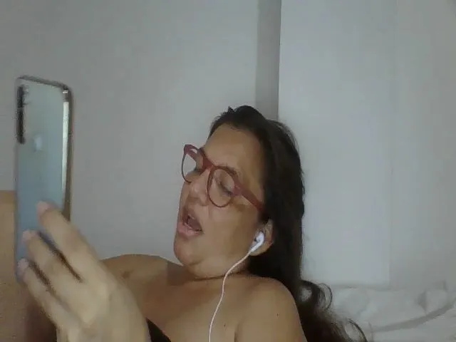 Live sex webcam photo for SweetLola01 #265342261