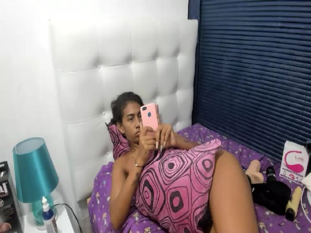 Live sex webcam photo for sexyfox_18 #252784695