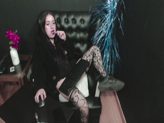 Live sex webcam photo for samantasmithh #264680111