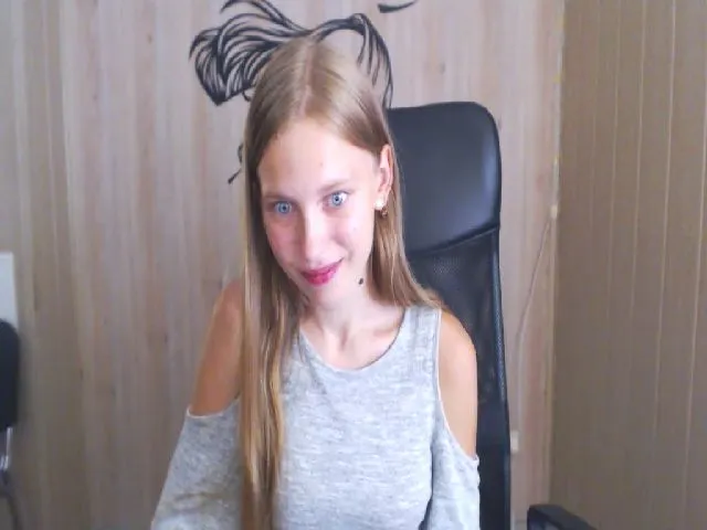 Live sex webcam photo for SshyTeen #254770575