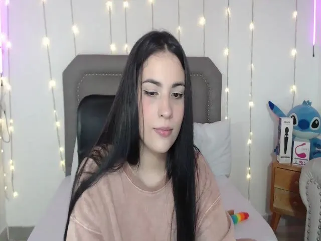 Live sex webcam photo for lolyy_18 #258541481