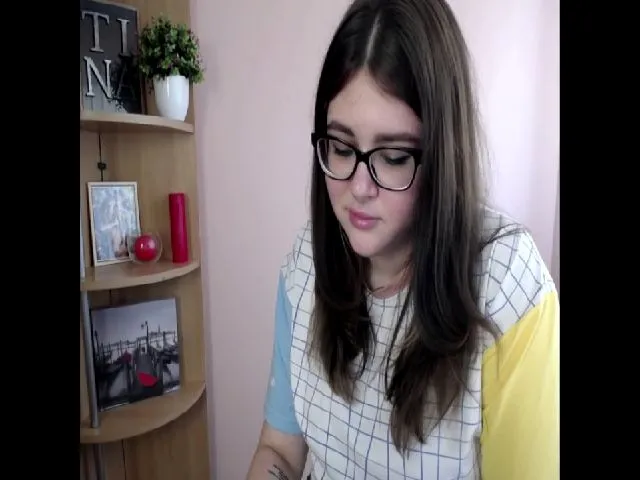 Live sex webcam photo for SweetyTinna #253011780