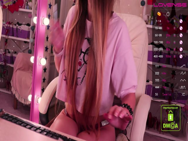 Live sex webcam photo for Lineagee #254750968