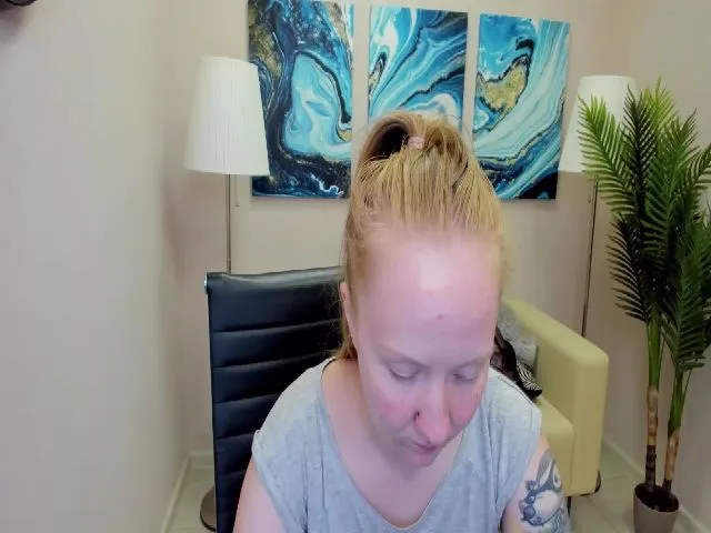 Live sex webcam photo for StunningKelly #256992915