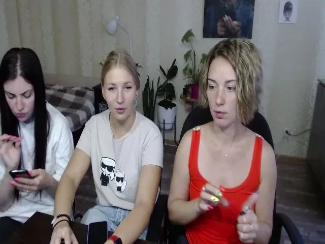 Live sex webcam photo for Emi_lywild #257400643