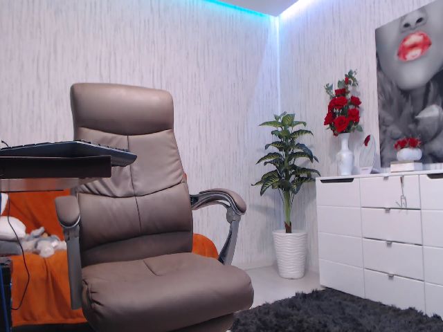 Live sex webcam photo for SecretDesire0 #256618298