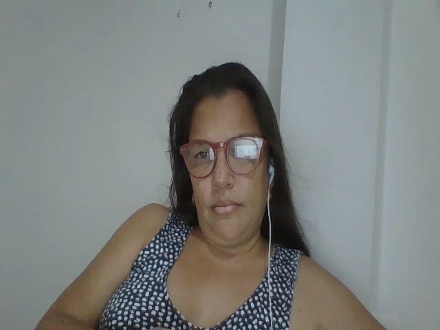 Live sex webcam photo for SweetLola01 #259095440