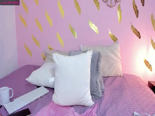 Live sex webcam photo for Roseann__ #253093414