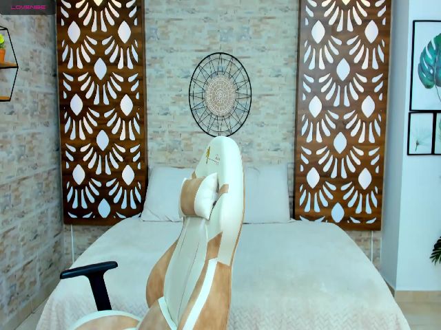 Live sex webcam photo for CurvyBlue #255437649