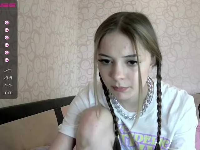 Live sex webcam photo for Roxanne2021 #241301375