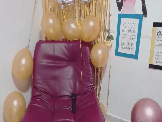 Live sex webcam photo for Emira2 #264898552